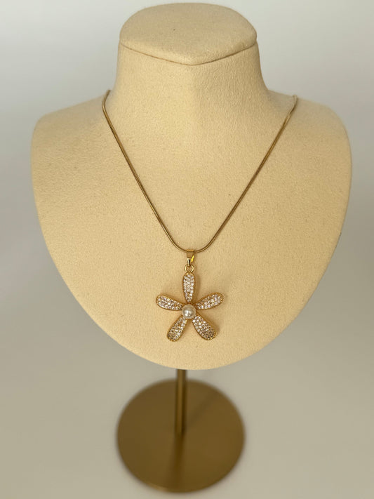 Flower-Detail Gold Steel Necklace - Elegant Floral Design