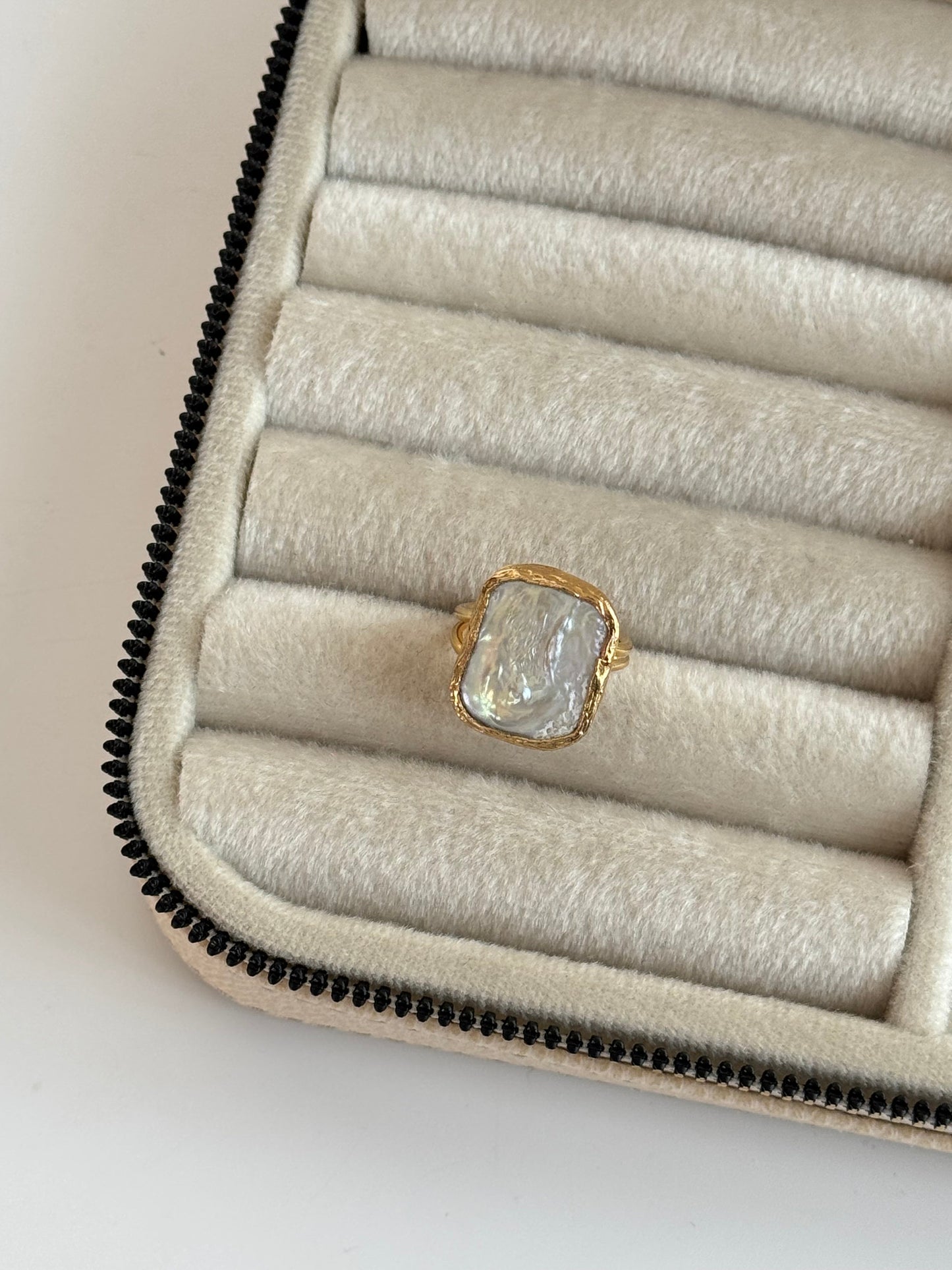 Adjustable Gold-Plated Ring with Real Pearls – Stunning Elegance