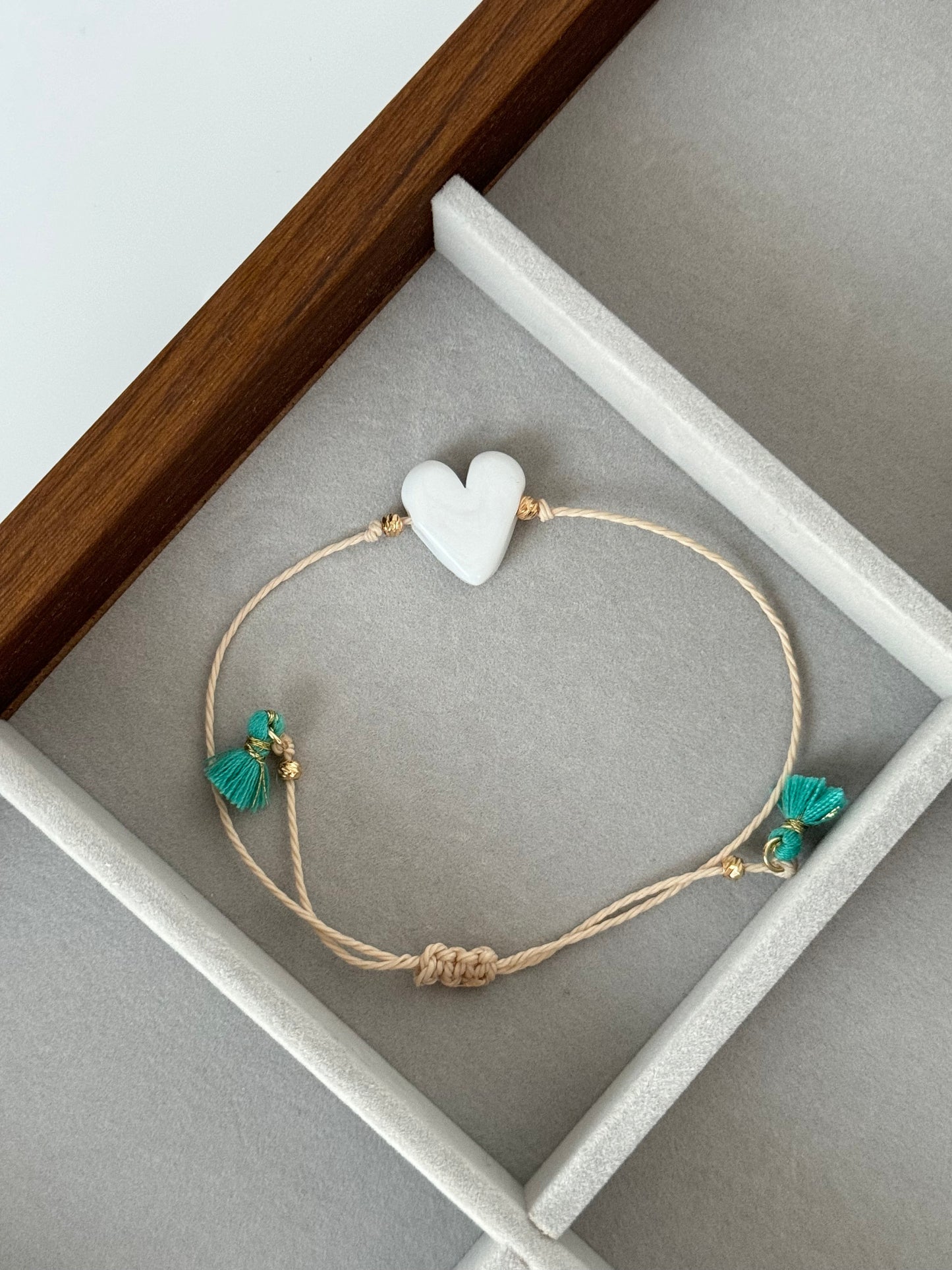 Handmade White Heart Glass Bead Bracelet – Unique and Stylish Jewelry