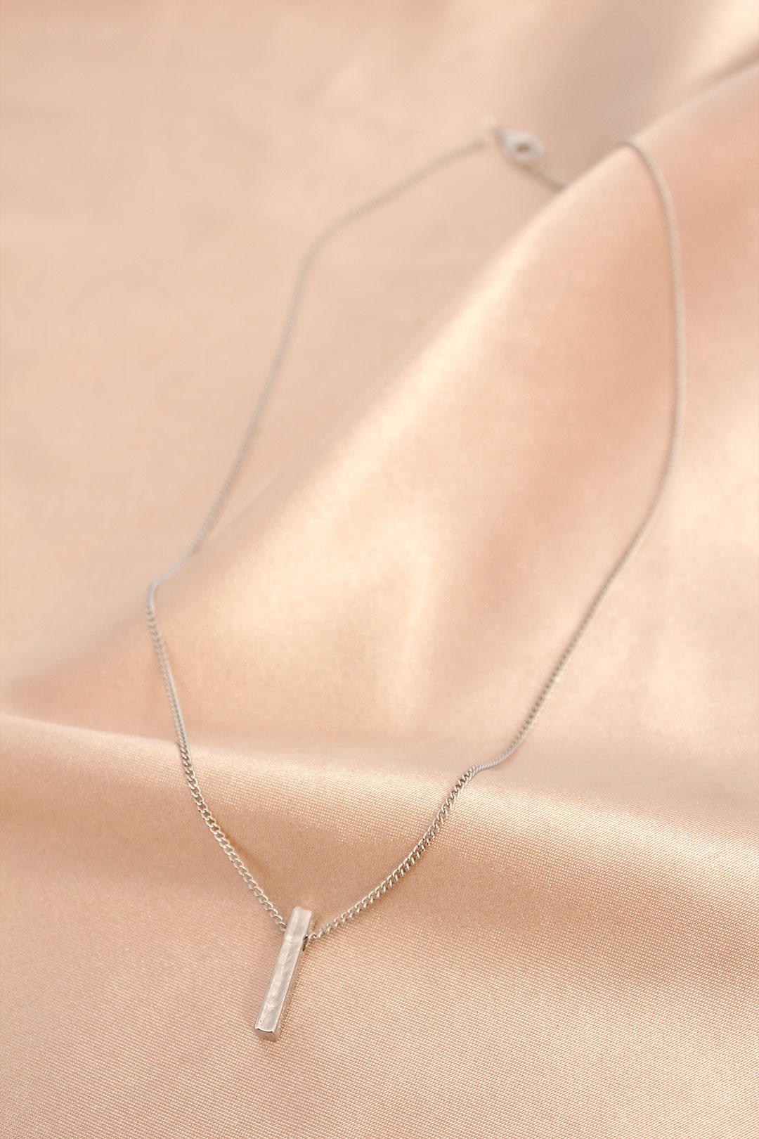 Stylish Silver Metal Necklace - Perfect Accessory for Any Occasion