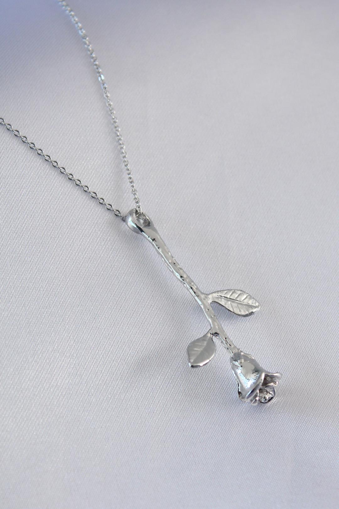 Stunning Silver Rose Design Women's Necklace