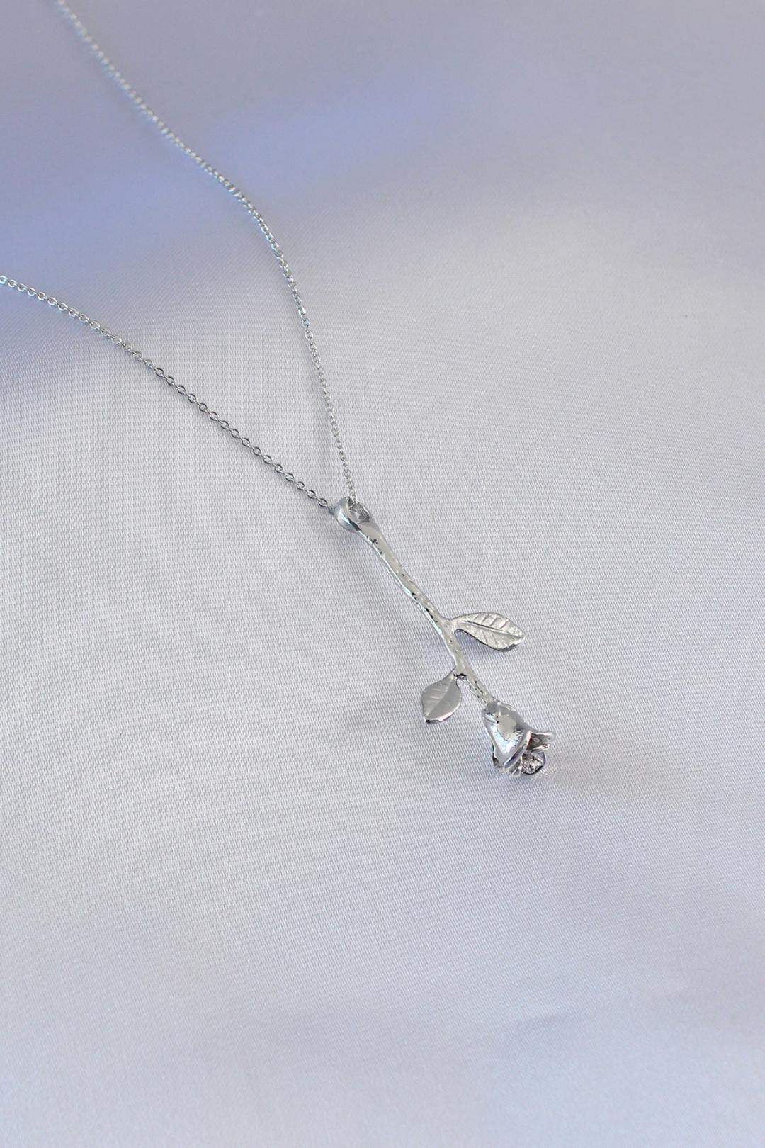 Stunning Silver Rose Design Women's Necklace