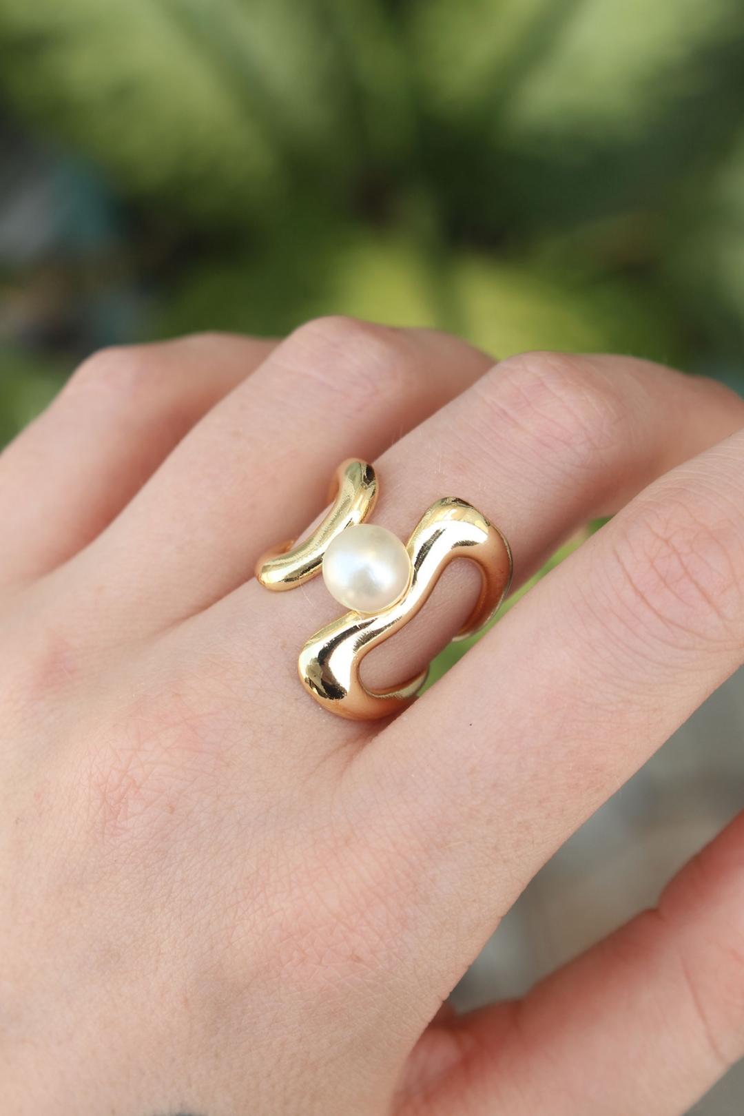 Adjustable Gold Ring with Pearl Accent - Elegant Jewelry for Any Occasion