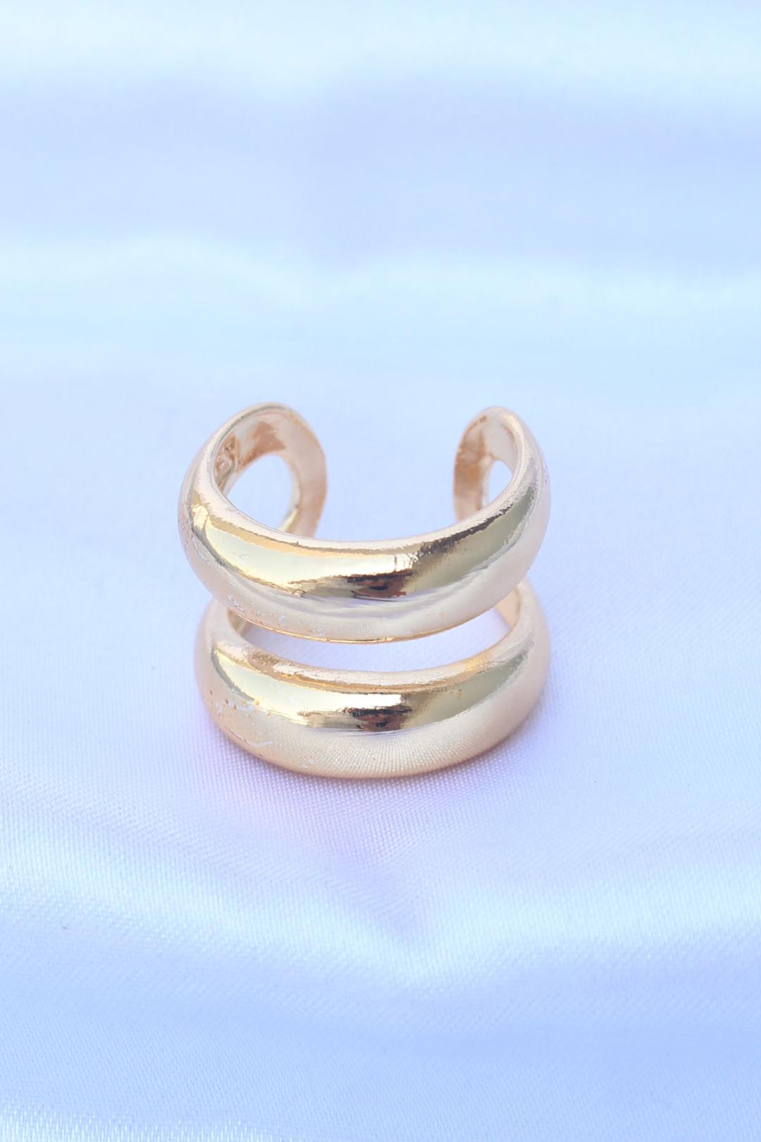 Adjustable Gold Tone Band Ring - Perfect for Any Style!