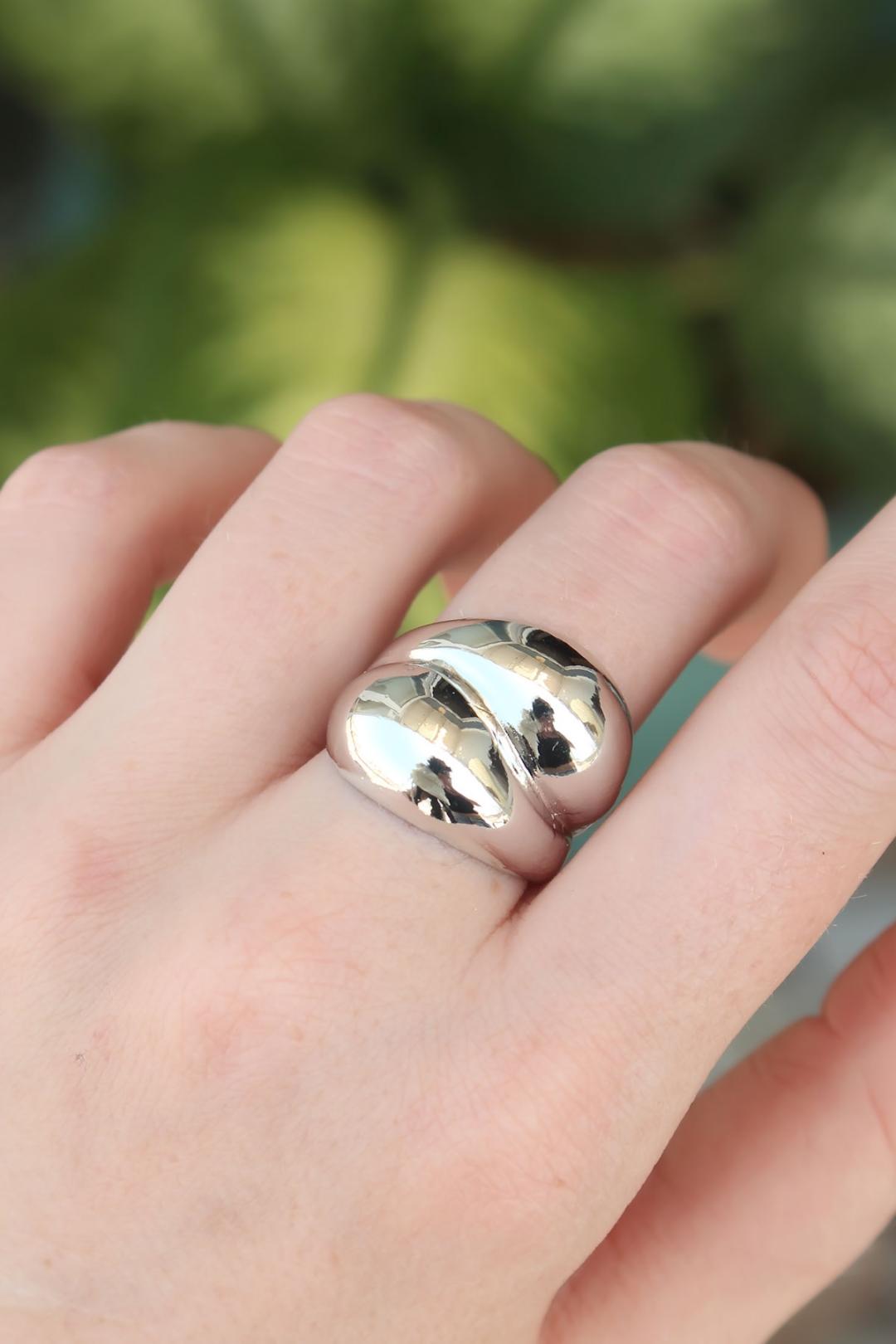 Adjustable Silver Drop Ring - Elegant and Stylish Jewelry Piece