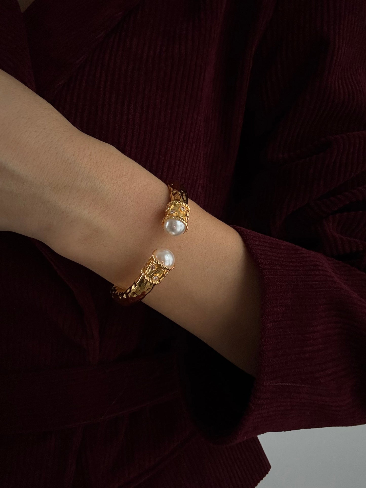 Adjustable Gold-Plated Bracelet with Pearl Accents – DILASA Collection