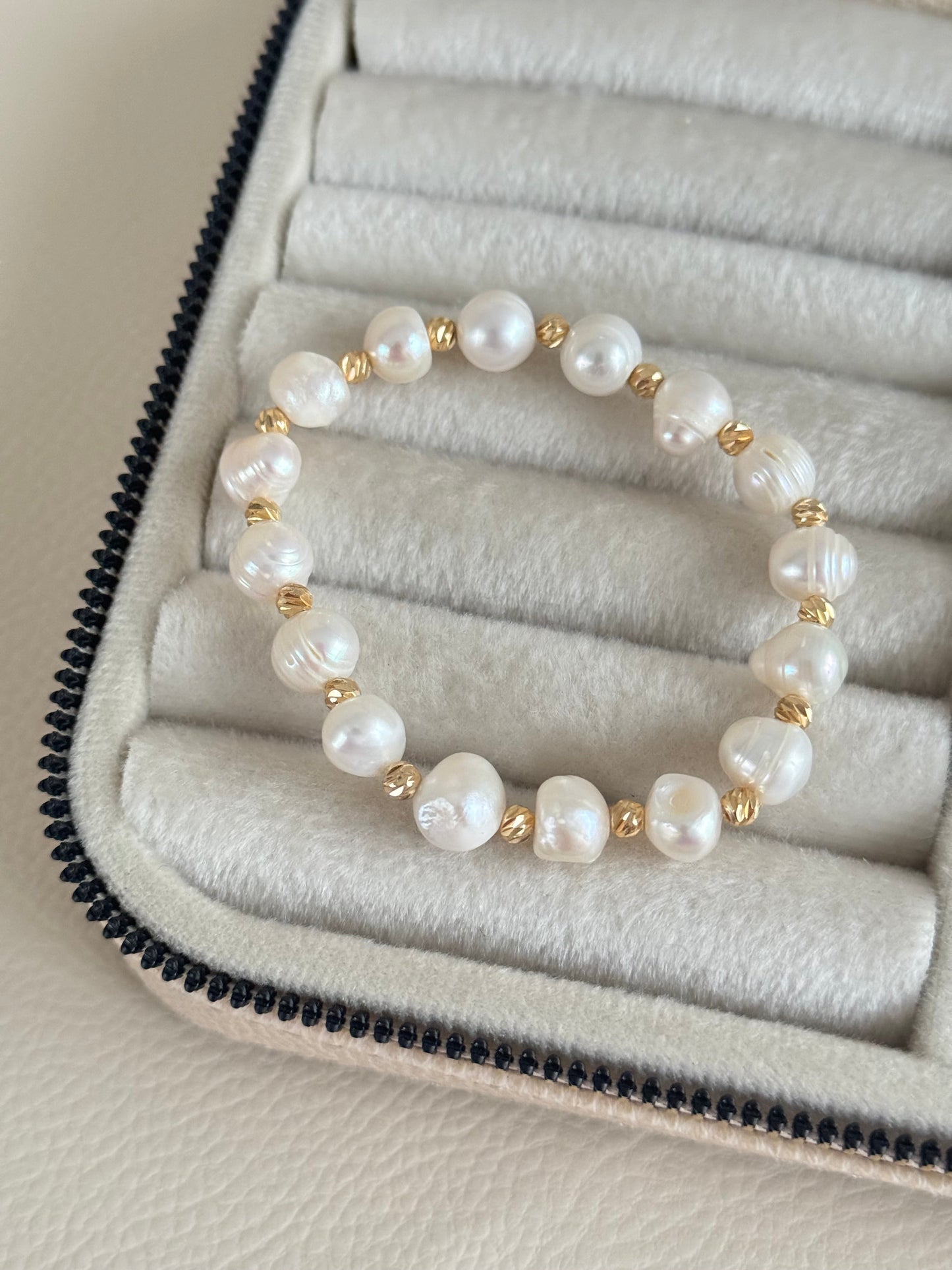 Real Pearl and Gold-Plated Doriya Detail Bracelet - Elegant Jewelry for Every Occasion