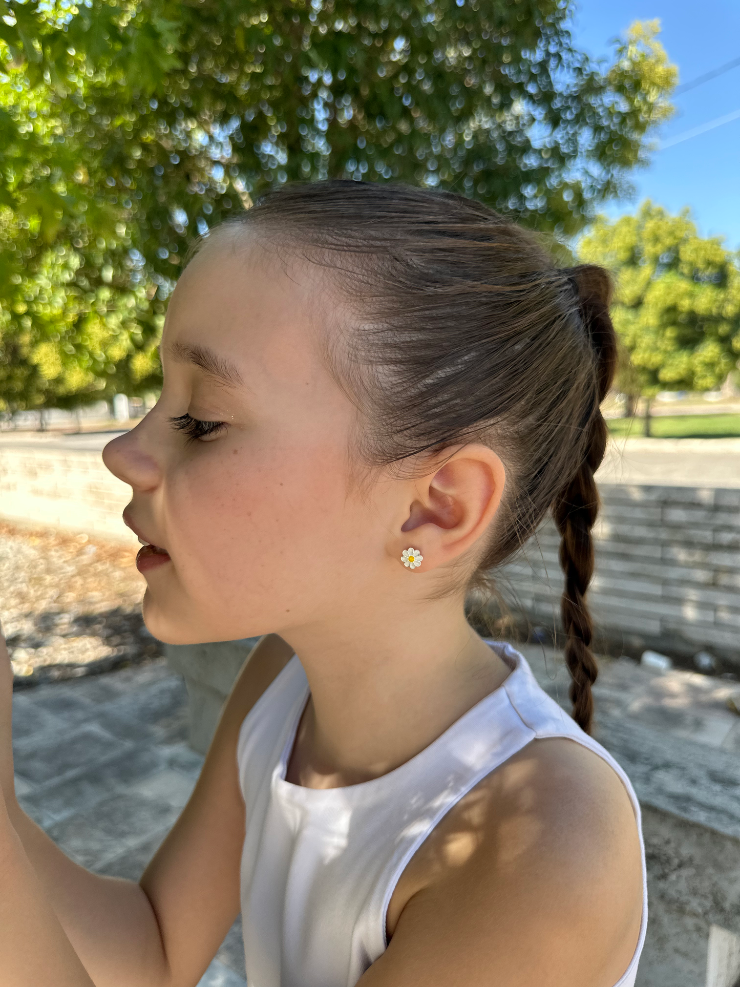 Charming Silver Daisy Earrings for Girls - Perfect for Little Fashionistas!