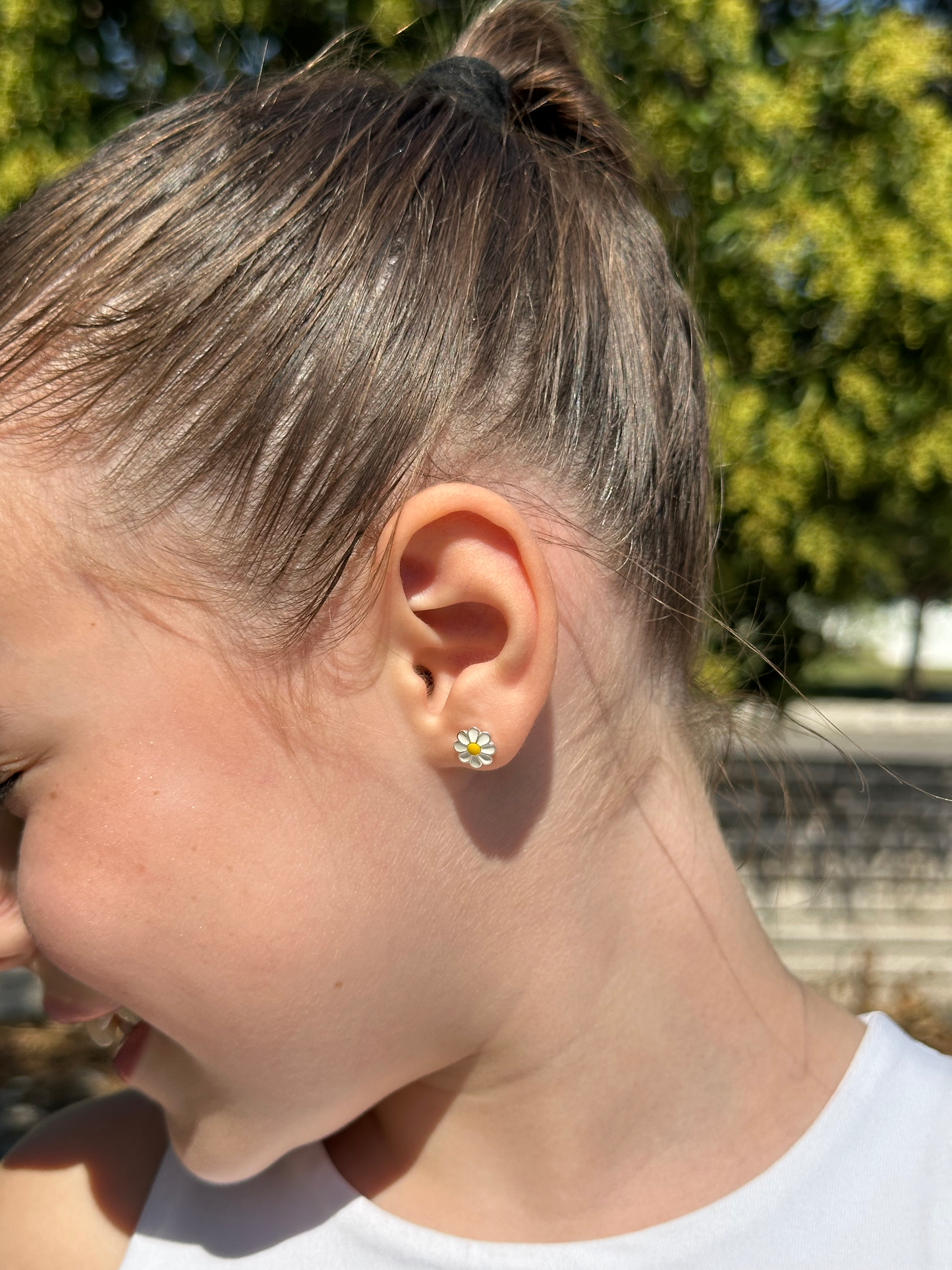 Charming Silver Daisy Earrings for Girls - Perfect for Little Fashionistas!