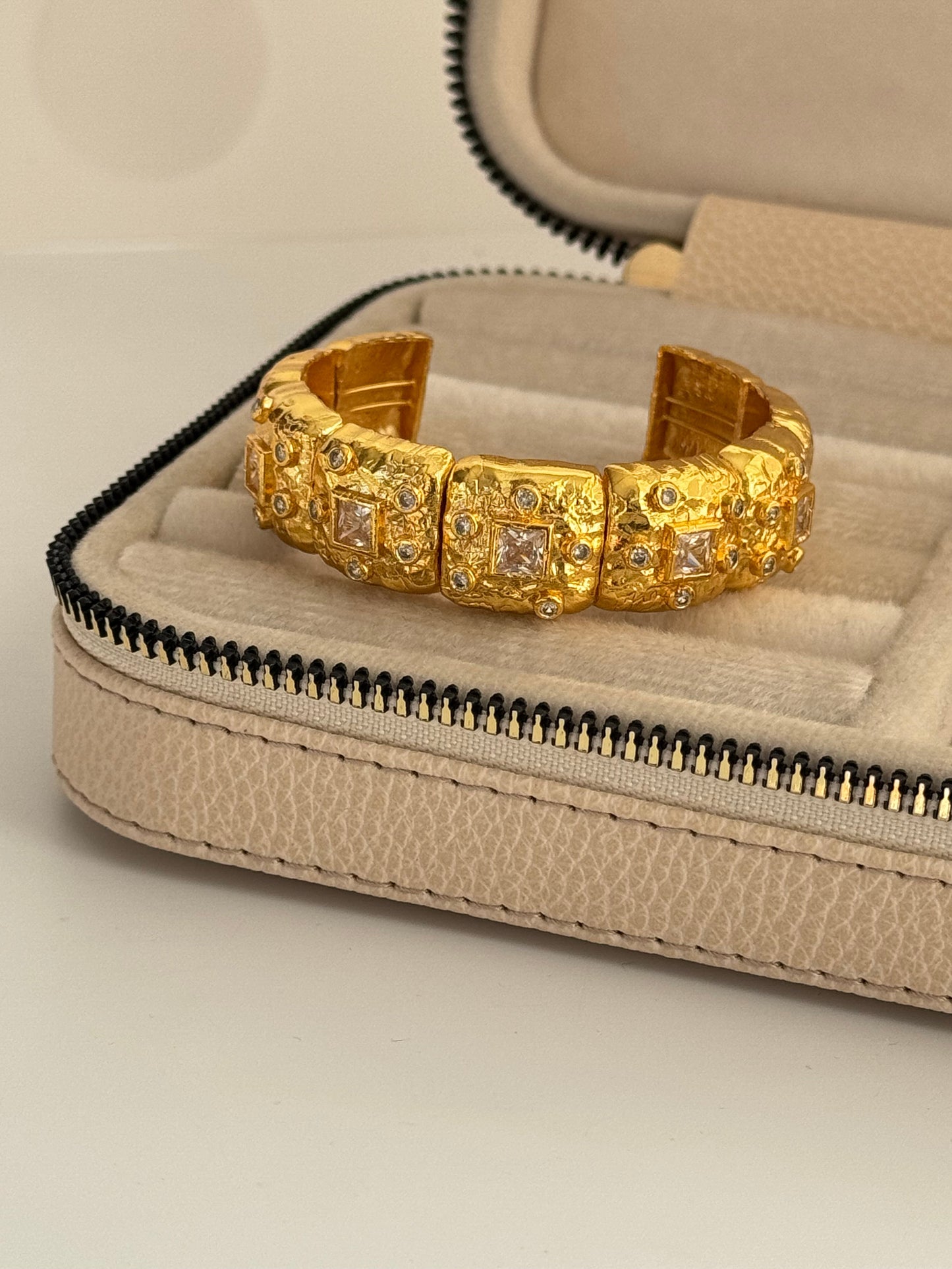 Adjustable Gold-Plated Bracelet with Stunning Stone Accents - ELİKA Collection