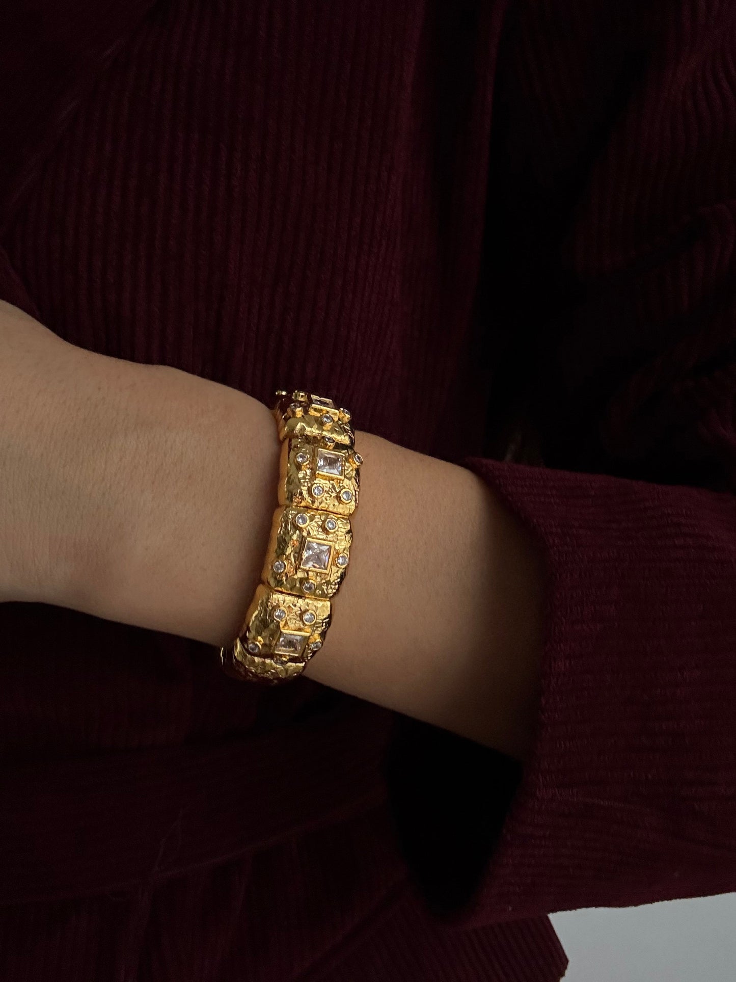 Adjustable Gold-Plated Bracelet with Stunning Stone Accents - ELİKA Collection