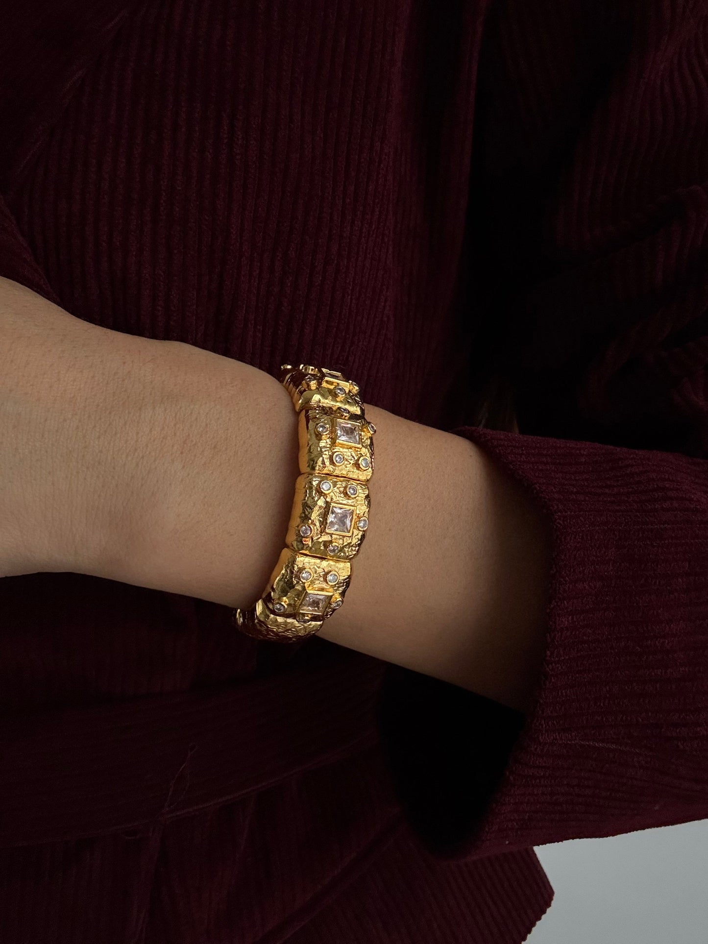 Adjustable Gold-Plated Bracelet with Stunning Stone Accents - ELİKA Collection