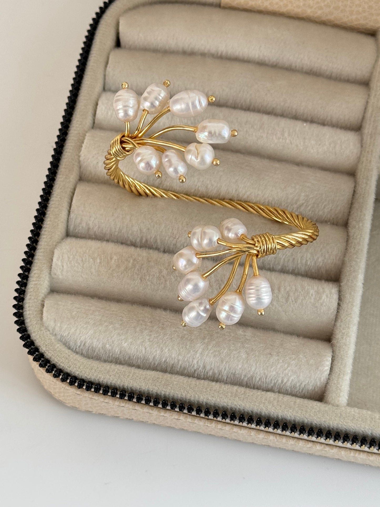 Stunning Detailed Real Pearl Bracelet - Perfect for Any Occasion!