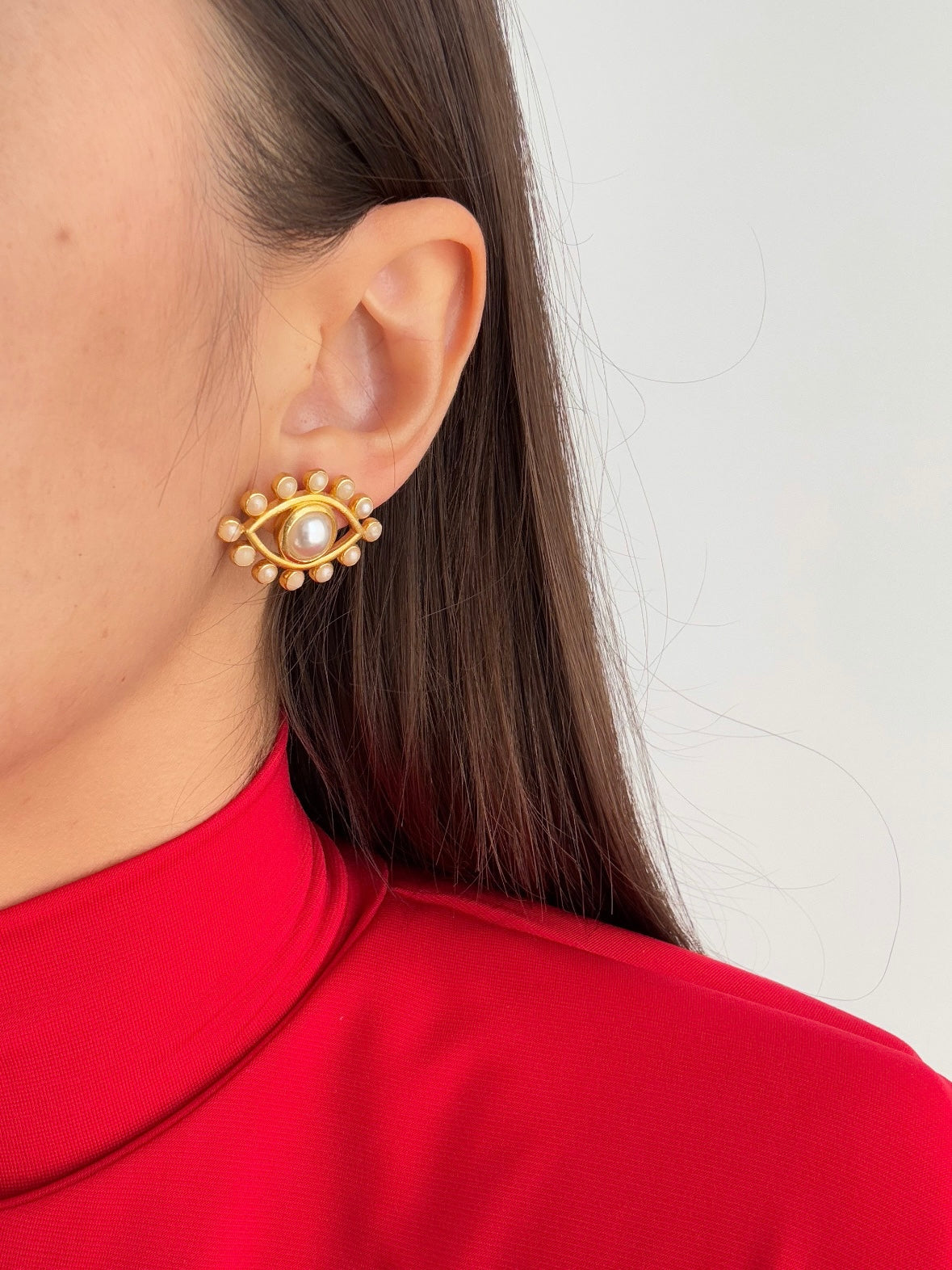 Eye-Catching Pearl Gold-Plated Earrings for a Stunning Look