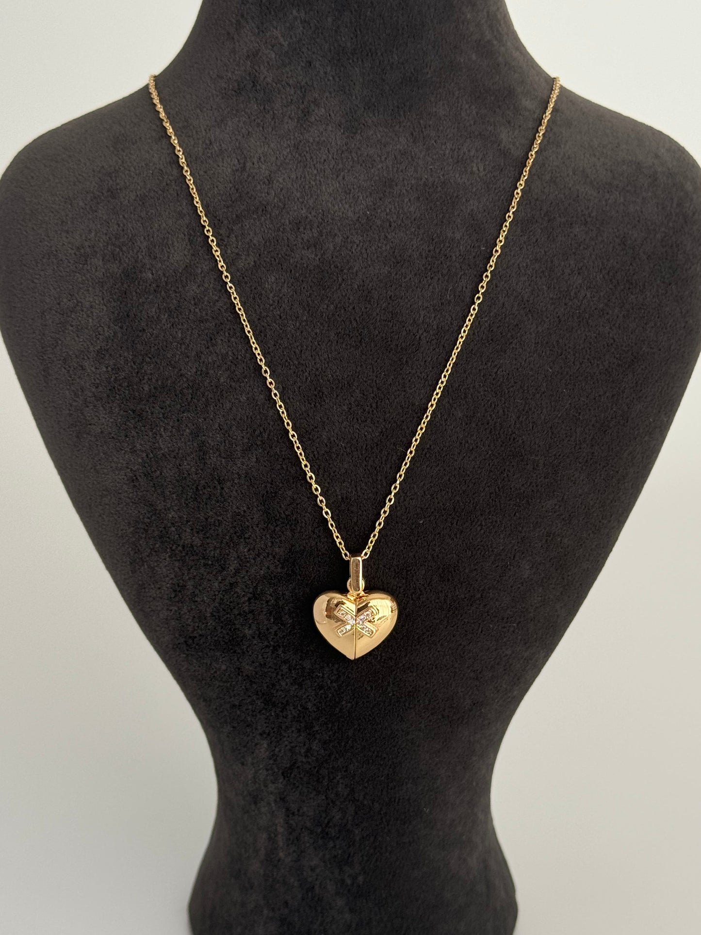 Openable Heart Detail Gold Steel Necklace - Elegant and Unique Jewelry Piece