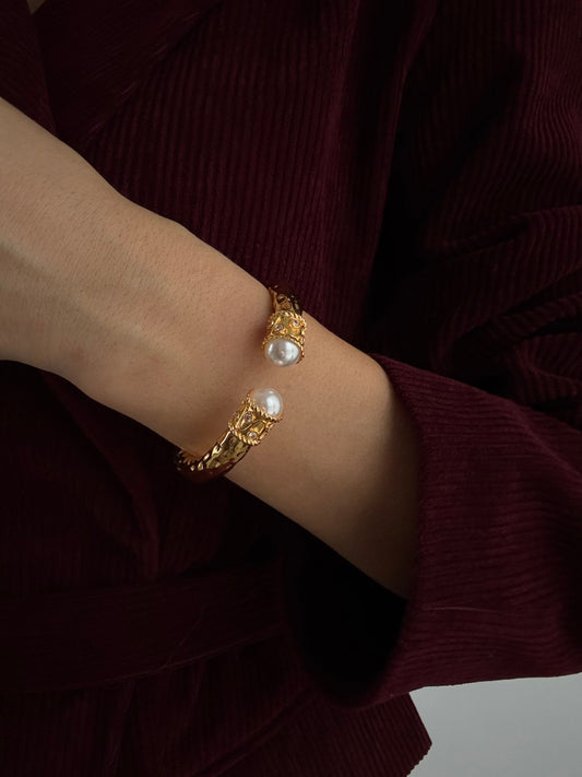 Adjustable Gold-Plated Bracelet with Pearl Accents – DILASA Collection