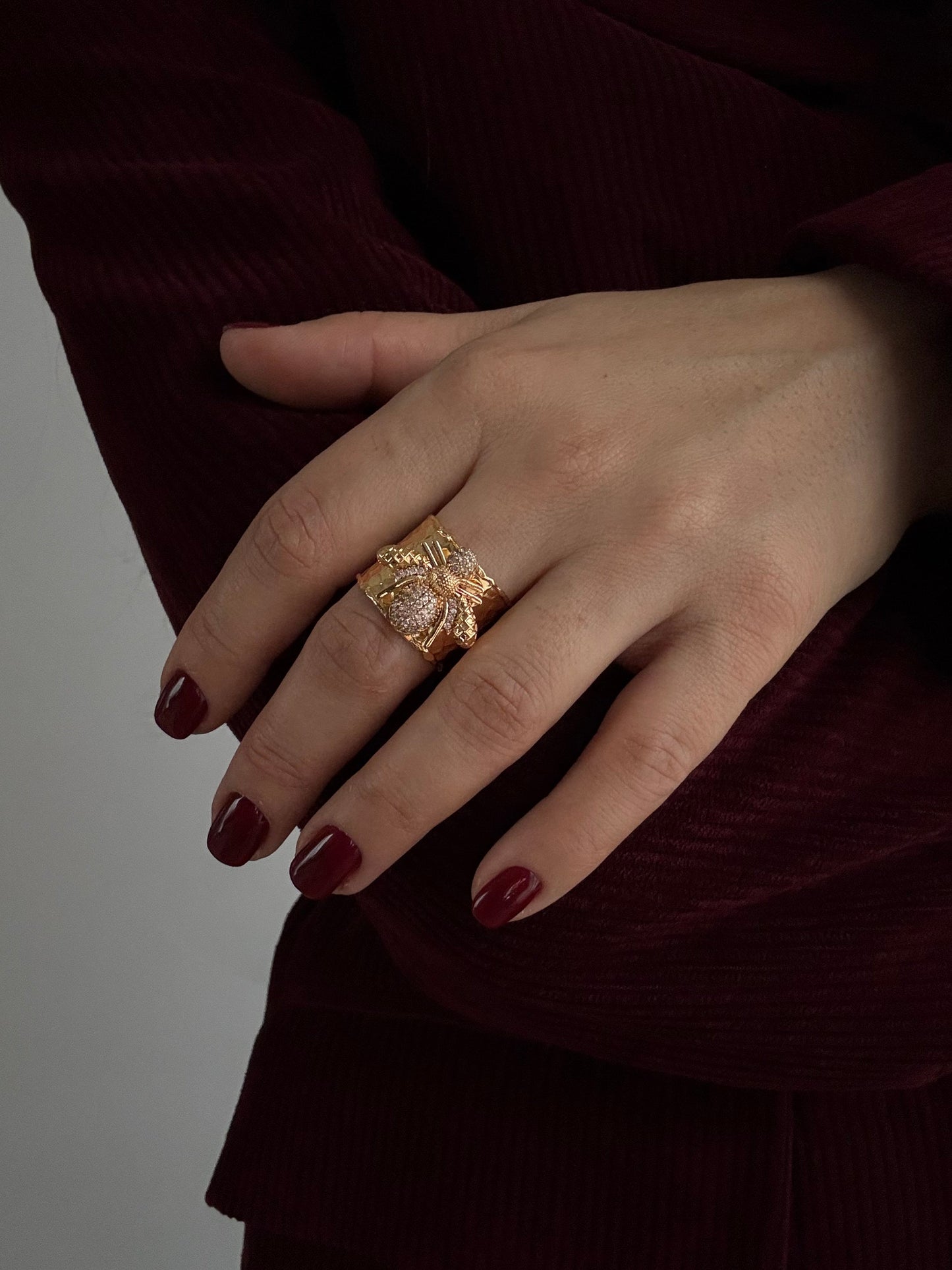 Adjustable Gold-Plated Ring with Intricate Details - Perfect for Any Occasion!