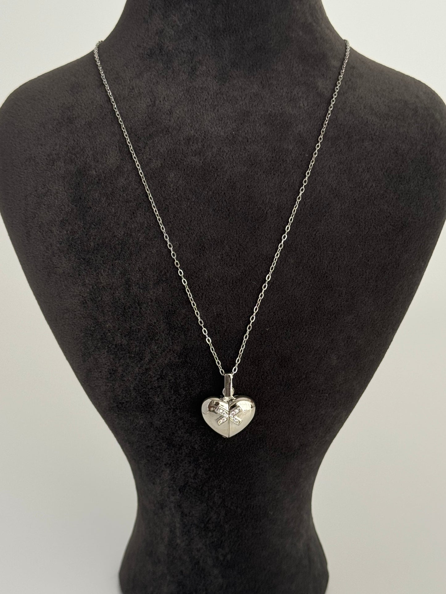 Openable Heart Detail Silver Steel Necklace - Elegant and Unique Design