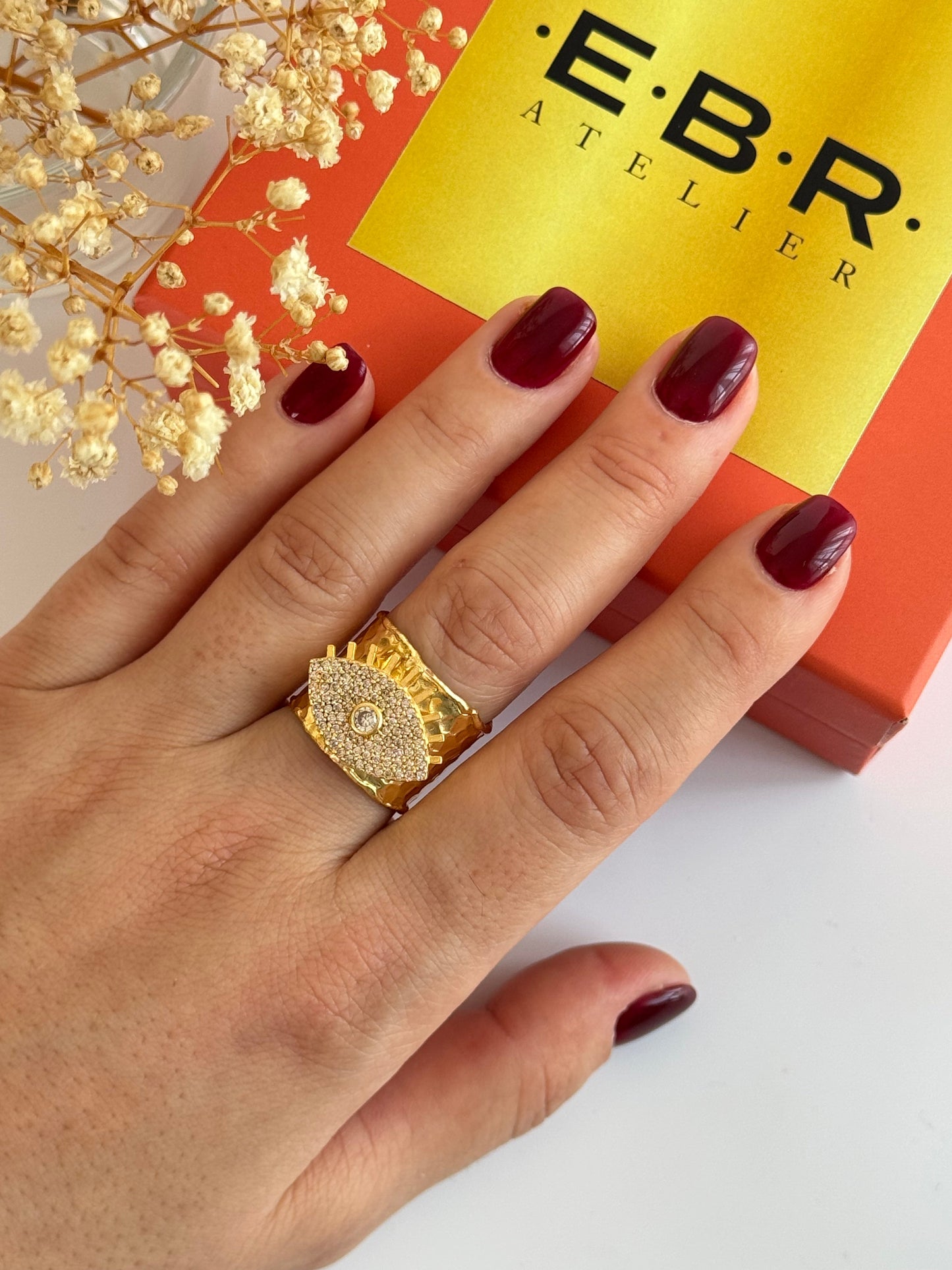 Adjustable Gold-Plated Ring with Eye Detail - Perfect for Any Occasion!