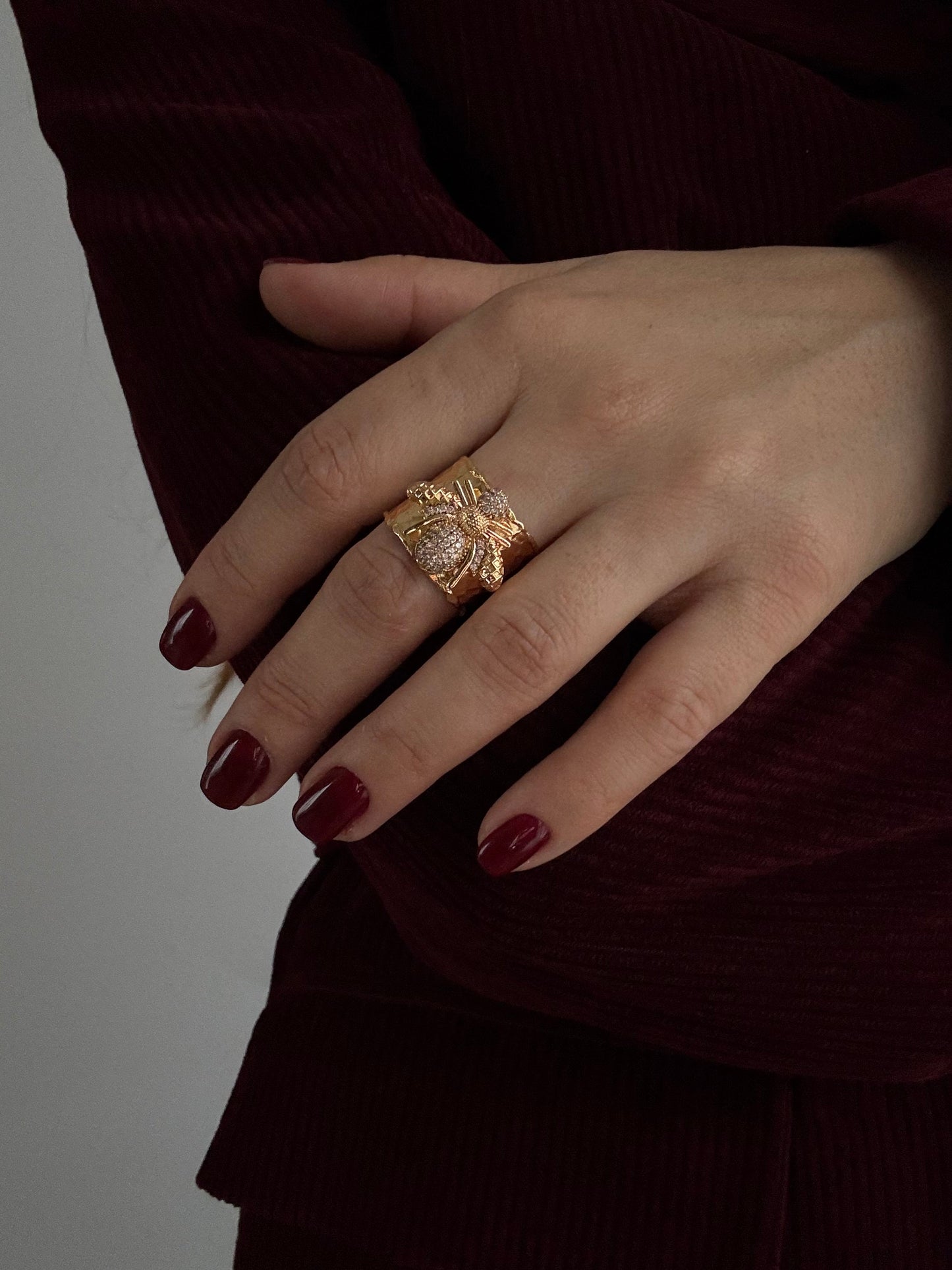 Adjustable Gold-Plated Ring with Intricate Details - Perfect for Any Occasion!