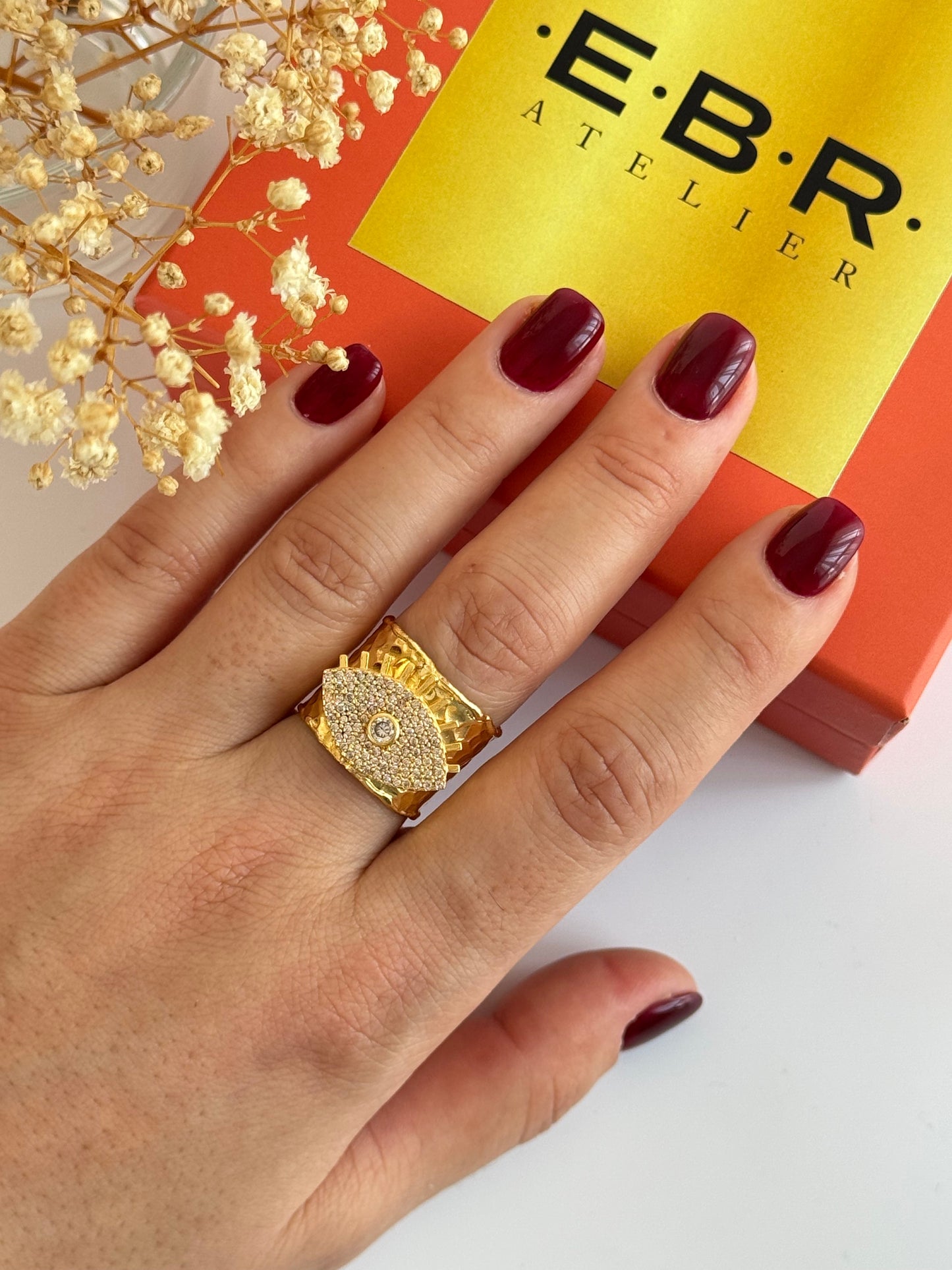 Adjustable Gold-Plated Ring with Eye Detail - Perfect for Any Occasion!