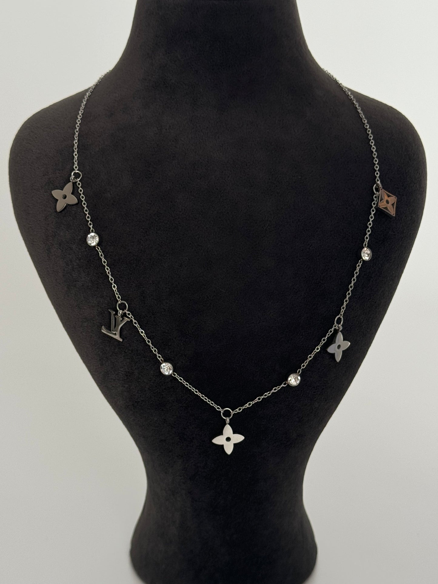 Detailed Silver Steel Necklace - Stylish Brand Model