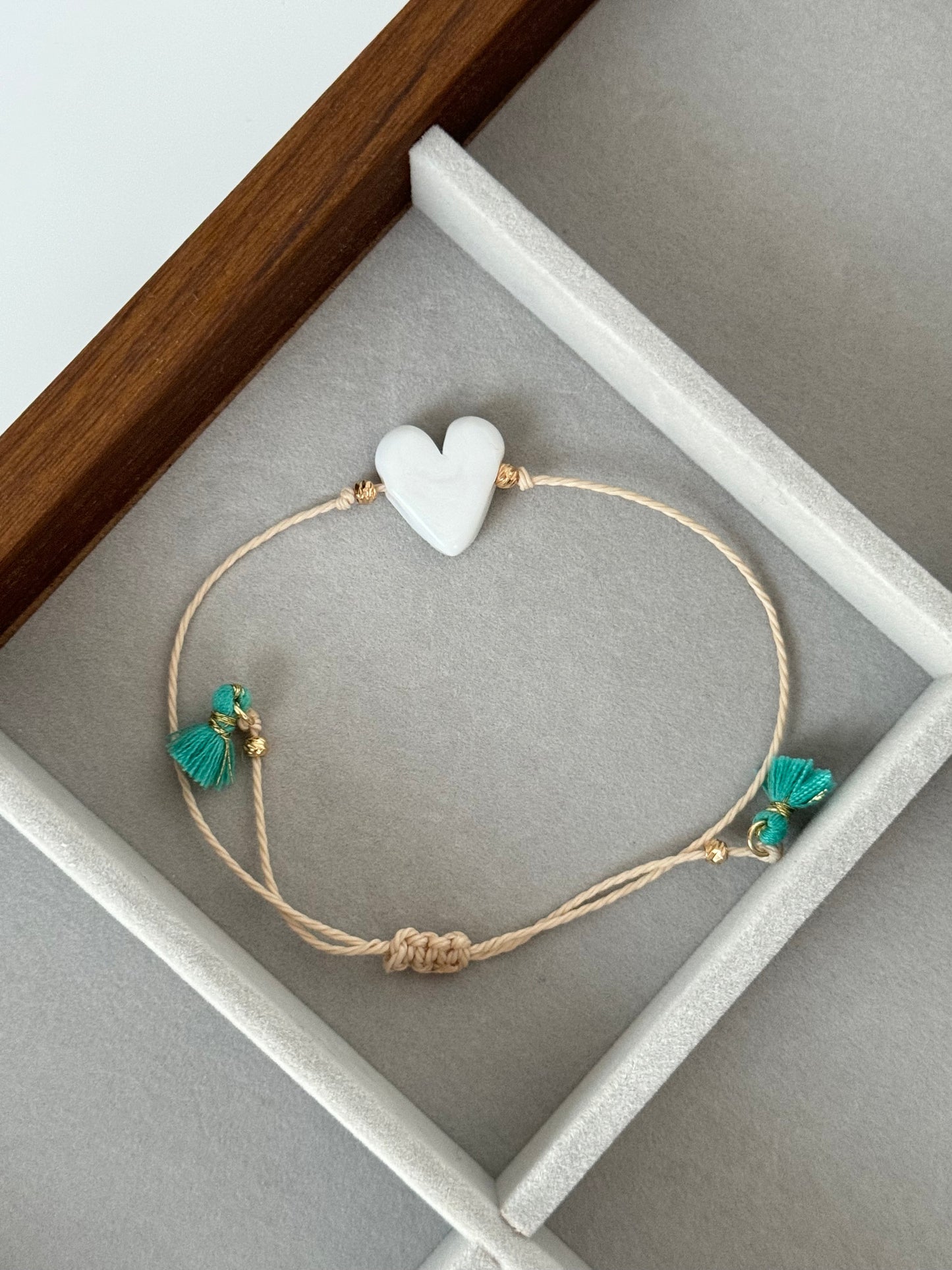 Handmade White Heart Glass Bead Bracelet – Unique and Stylish Jewelry