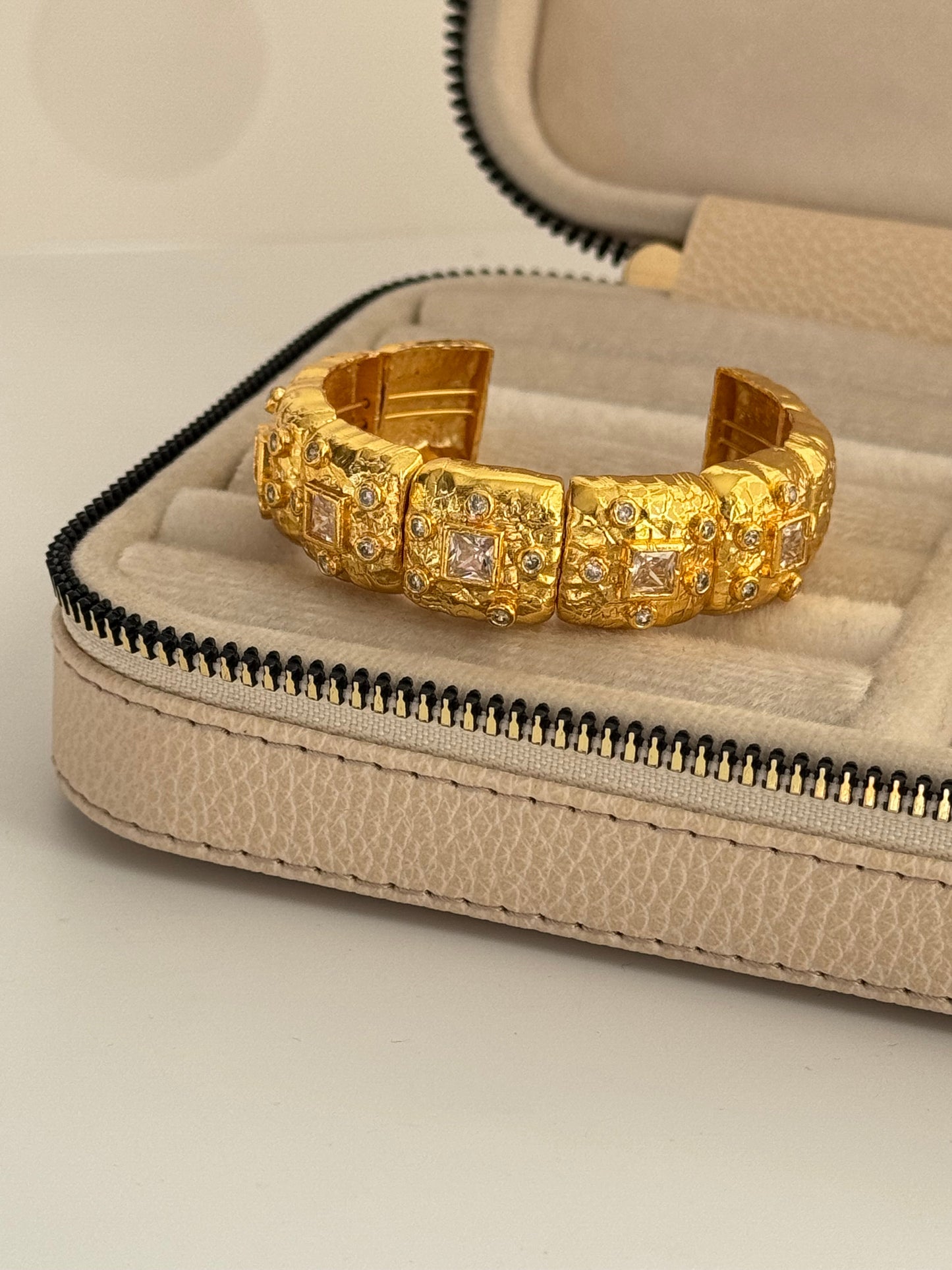 Adjustable Gold-Plated Bracelet with Stunning Stone Accents - ELİKA Collection