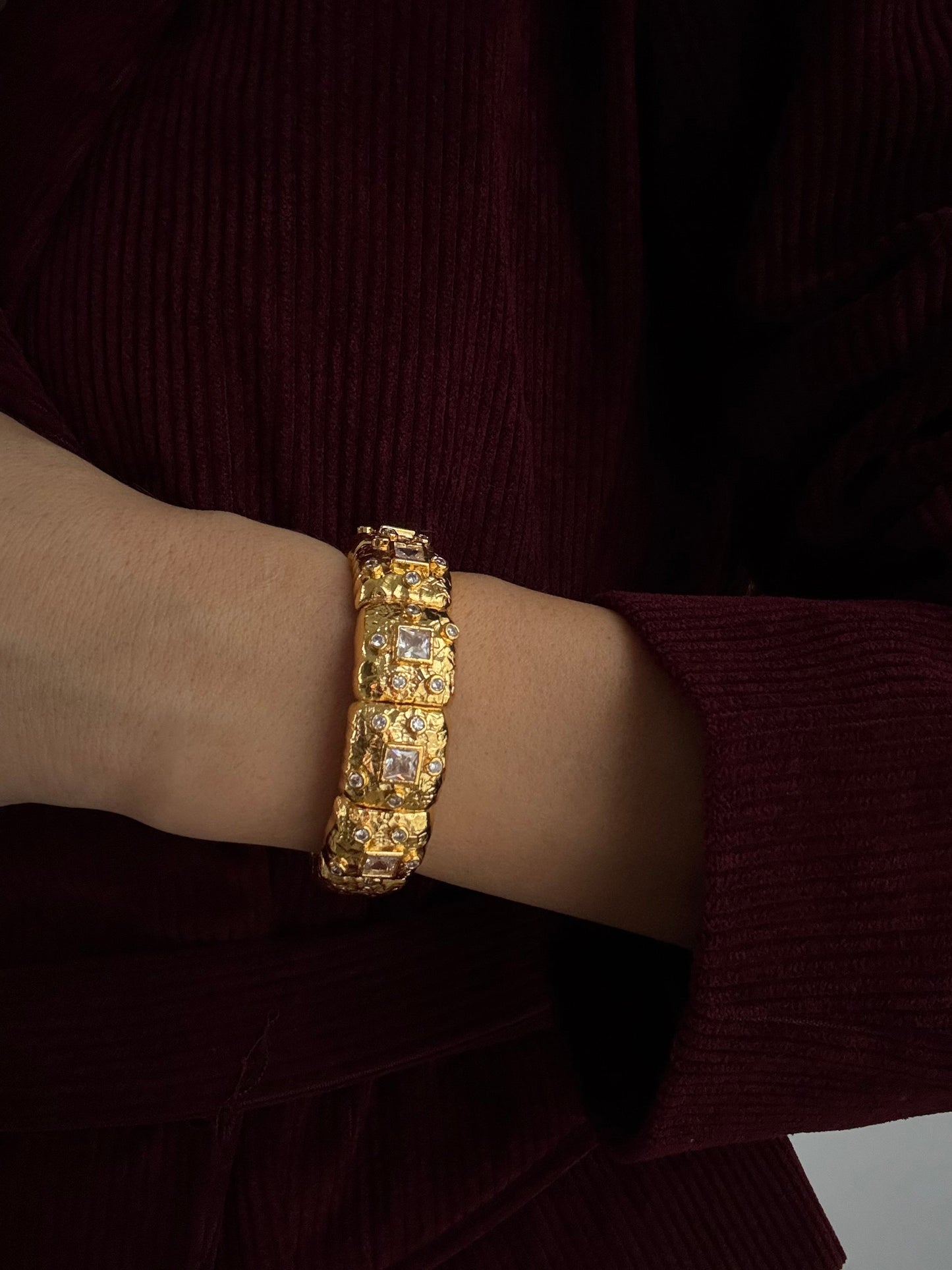 Adjustable Gold-Plated Bracelet with Stunning Stone Accents - ELİKA Collection