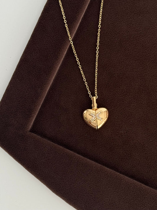 Openable Heart Detail Gold Steel Necklace - Elegant and Unique Jewelry Piece