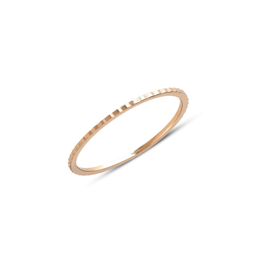 Stunning Gold Link Ring - Elegant and Versatile Jewelry Piece