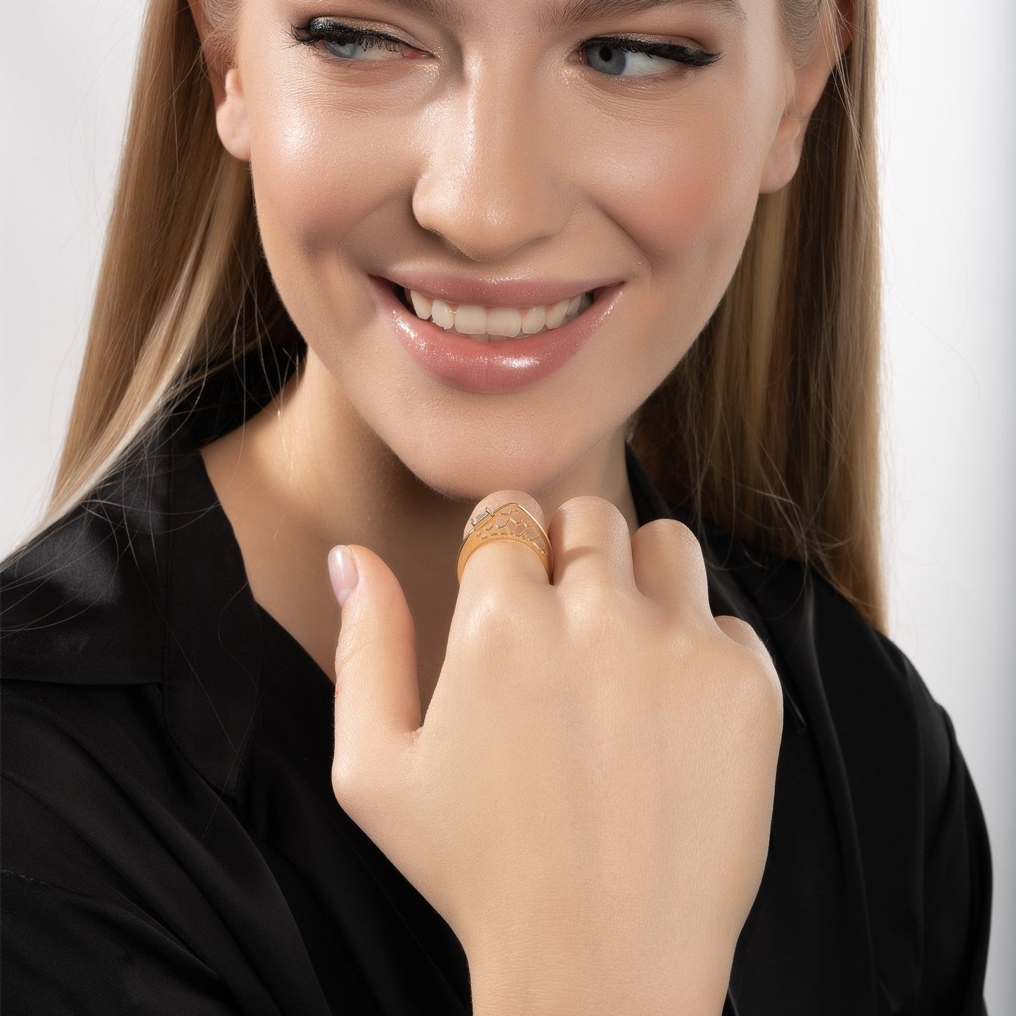 Stunning Gold Ring with Decorative Baguette Stones