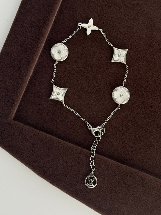 Stylish Silver Bracelet by Detayli: Perfect for Any Occasion