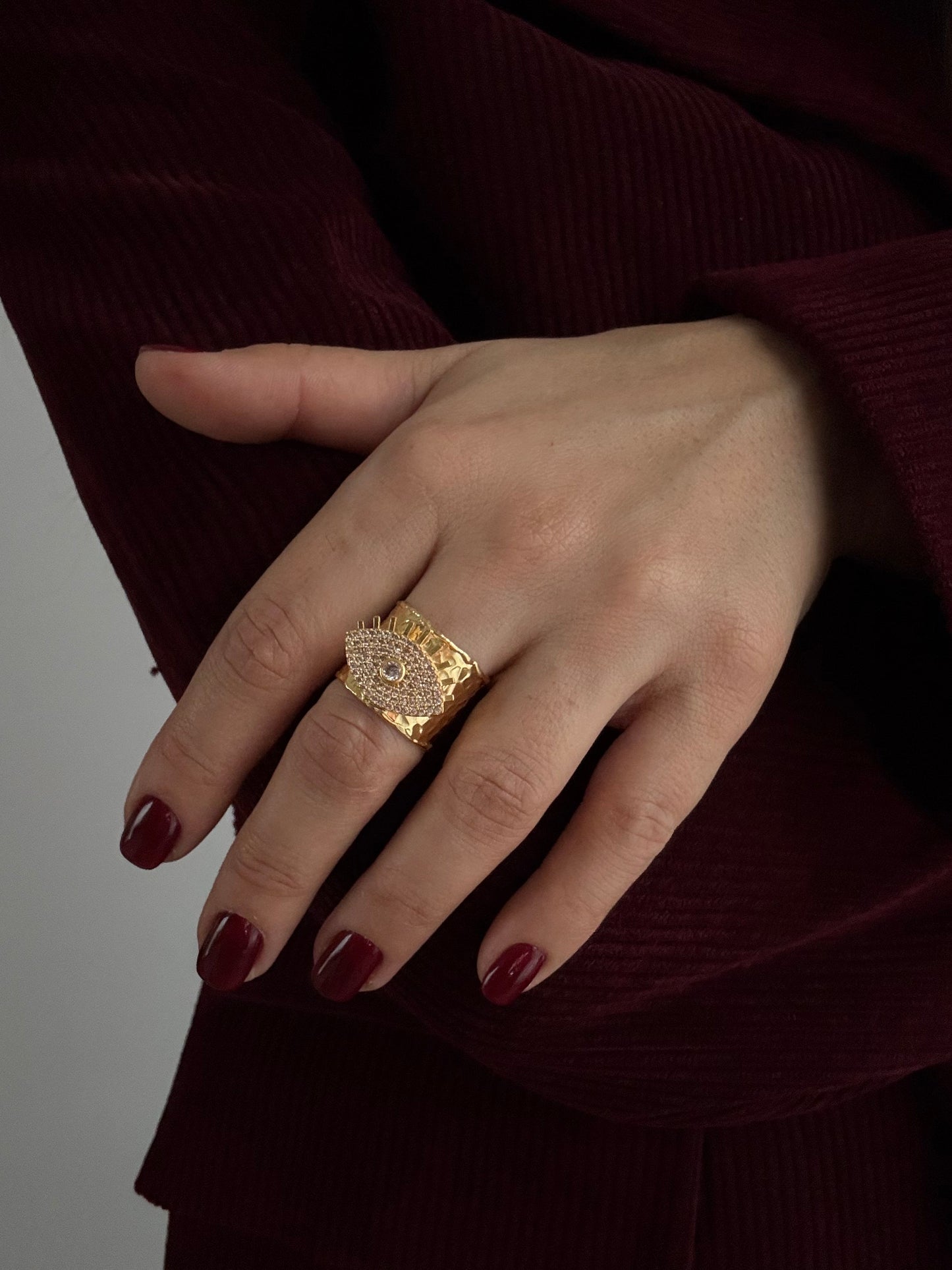 Adjustable Gold-Plated Ring with Eye Detail - Perfect for Any Occasion!