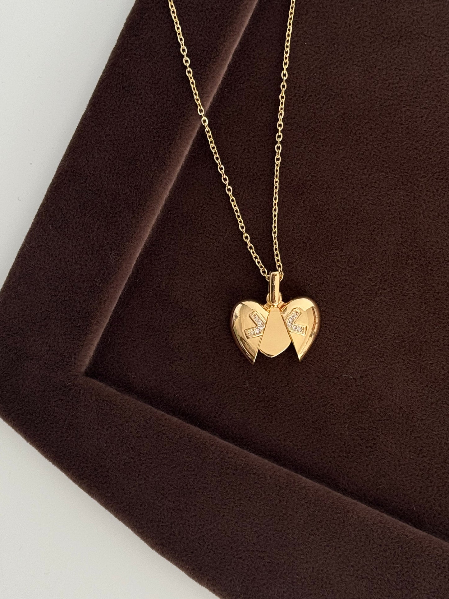 Openable Heart Detail Gold Steel Necklace - Elegant and Unique Jewelry Piece