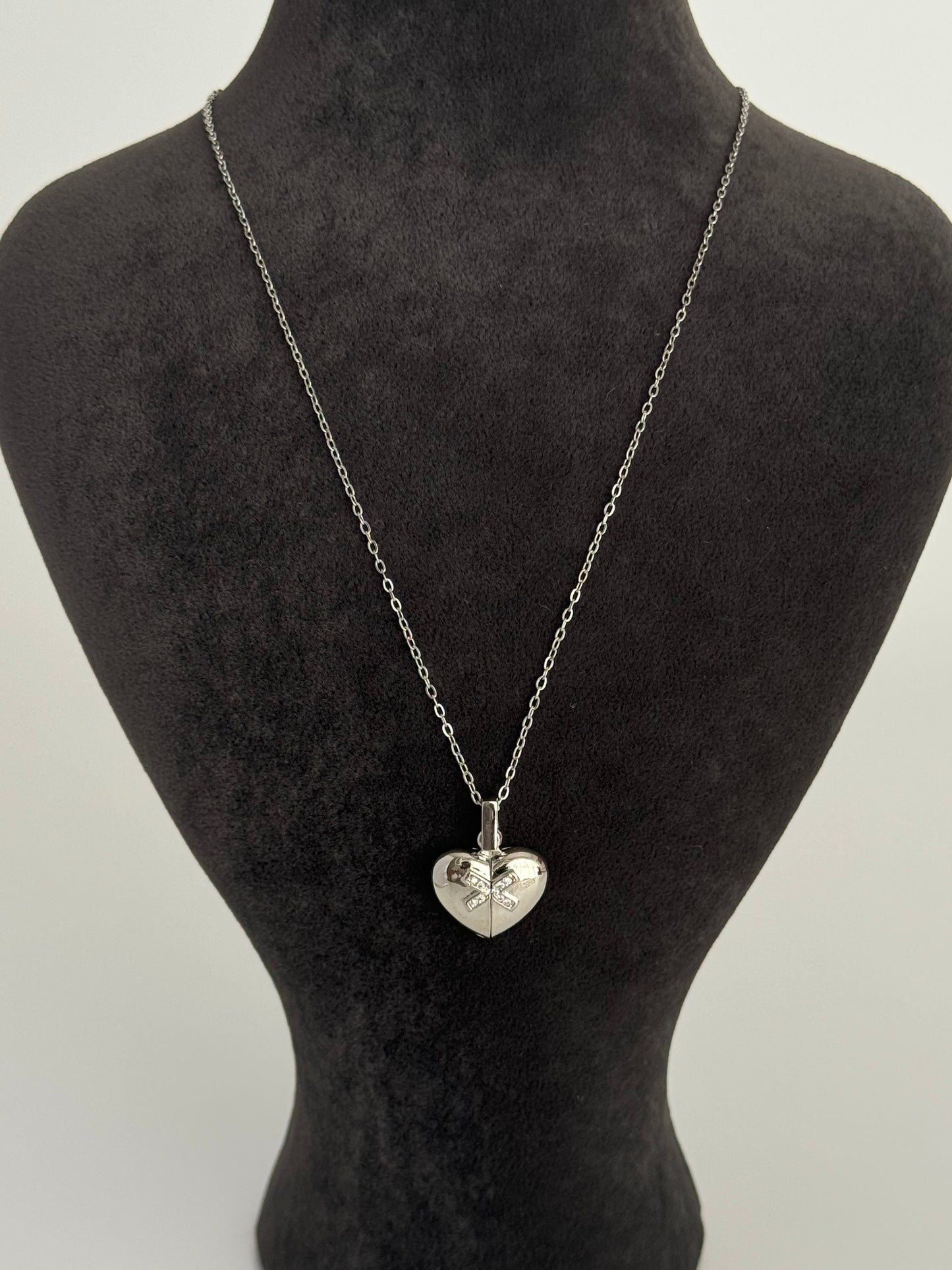 Openable Heart Detail Silver Steel Necklace - Elegant and Unique Design