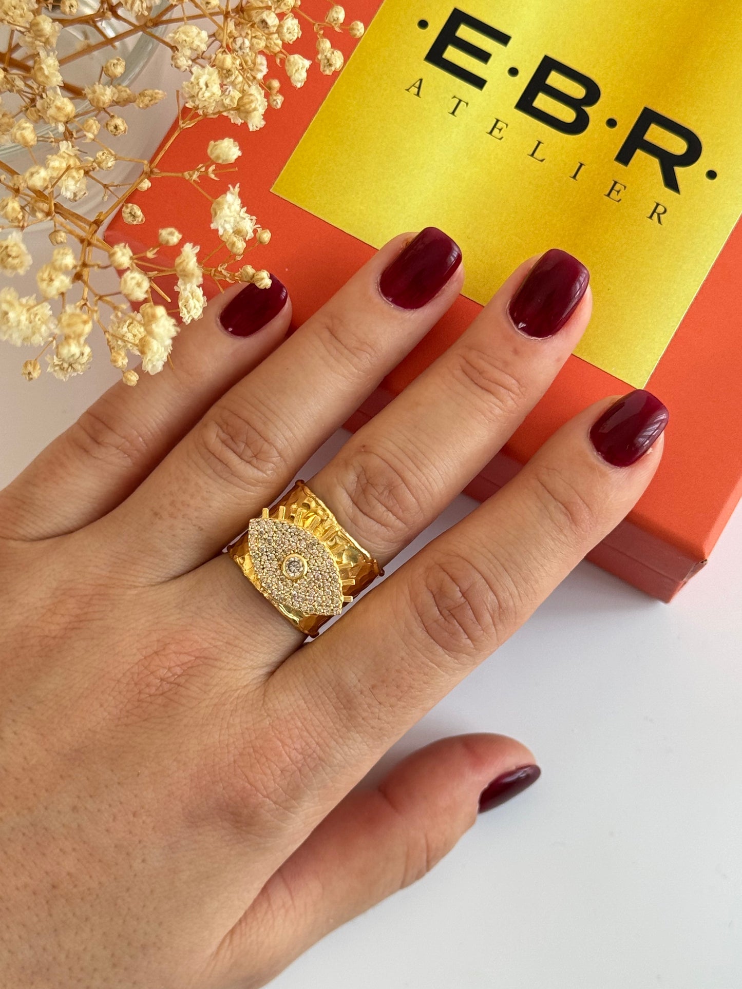 Adjustable Gold-Plated Ring with Eye Detail - Perfect for Any Occasion!