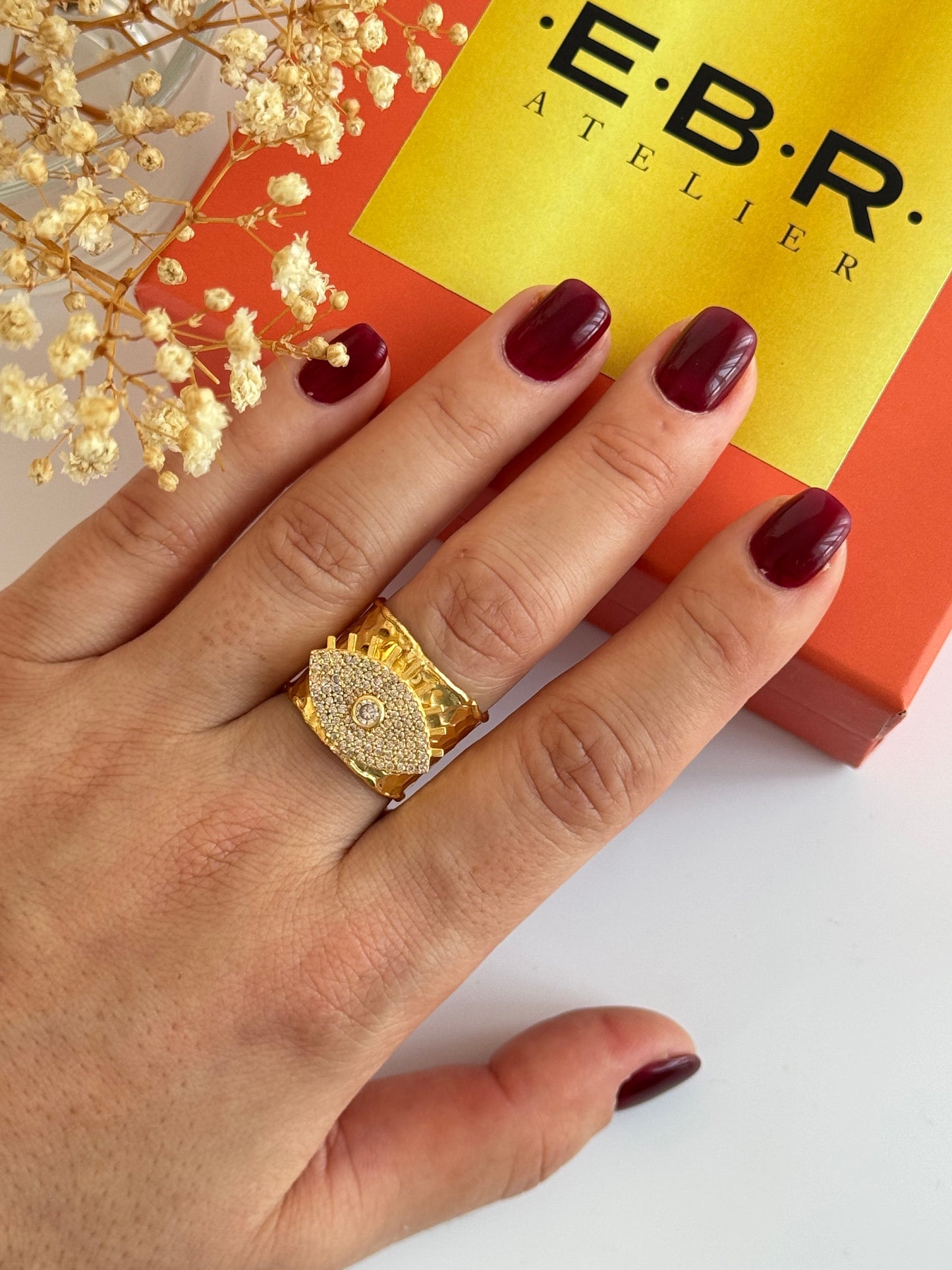 Adjustable Gold-Plated Ring with Eye Detail - Perfect for Any Occasion!