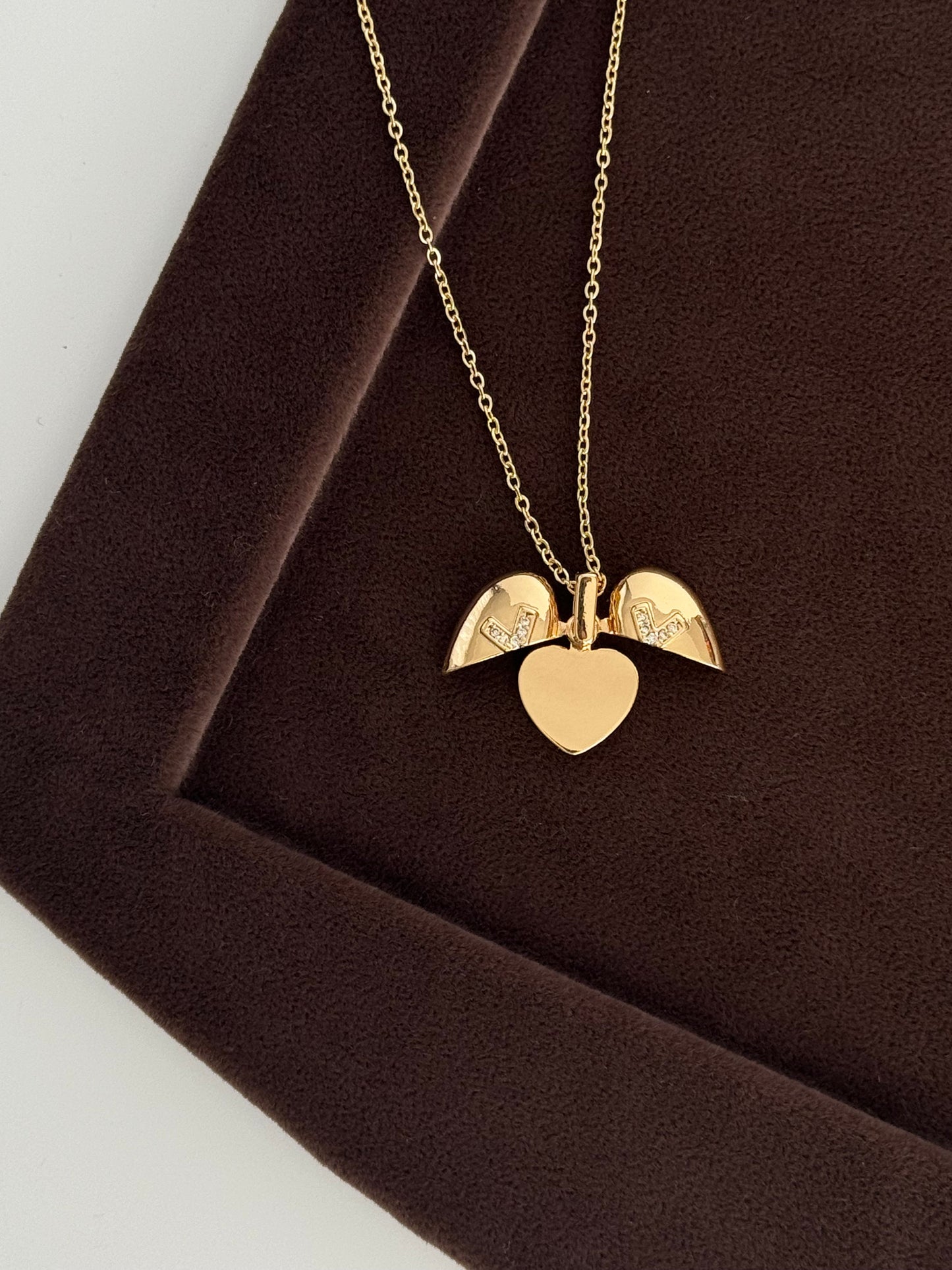 Openable Heart Detail Gold Steel Necklace - Elegant and Unique Jewelry Piece