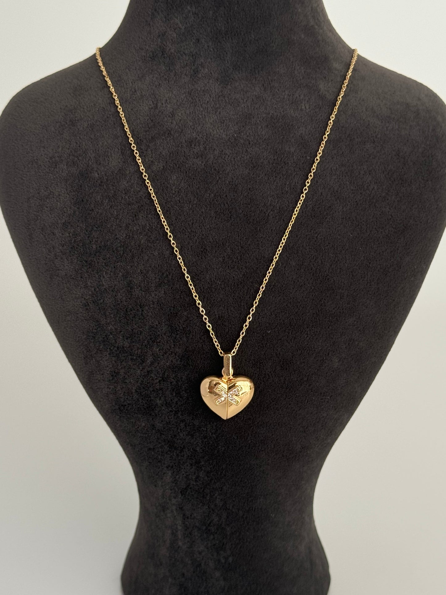 Openable Heart Detail Gold Steel Necklace - Elegant and Unique Jewelry Piece