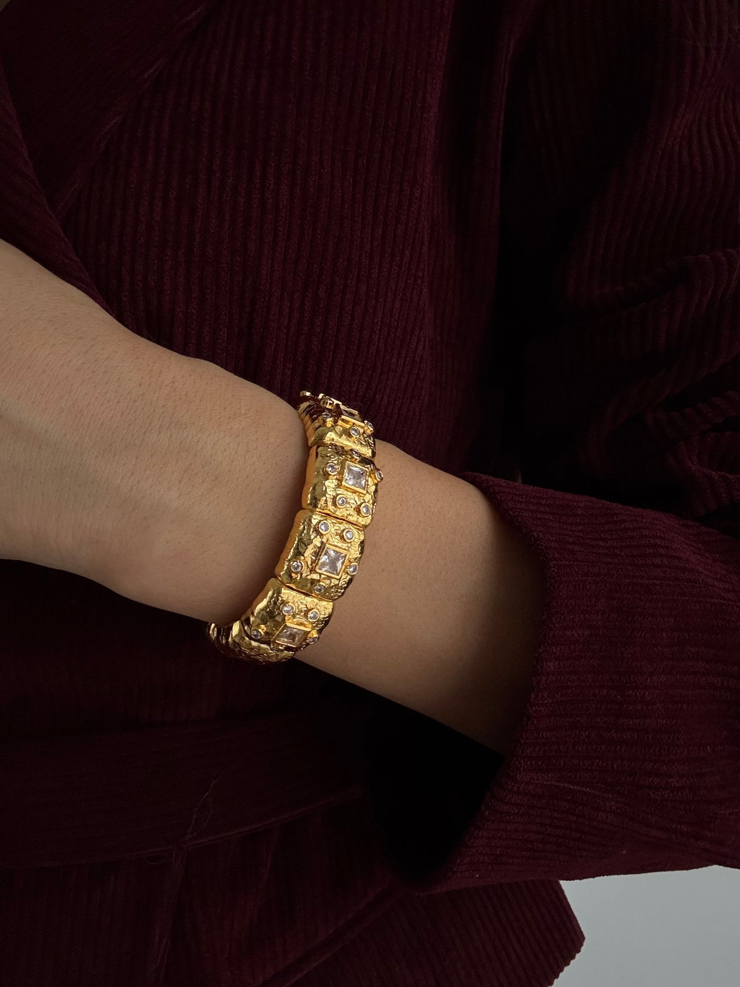 Adjustable Gold-Plated Bracelet with Stunning Stone Accents - ELİKA Collection