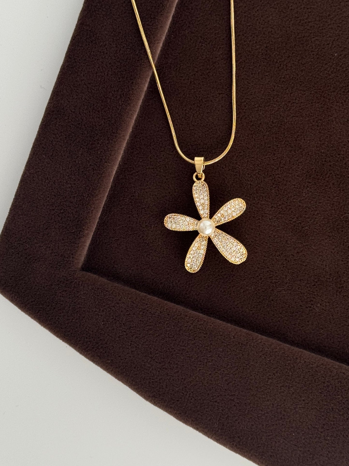 Flower-Detail Gold Steel Necklace - Elegant Floral Design