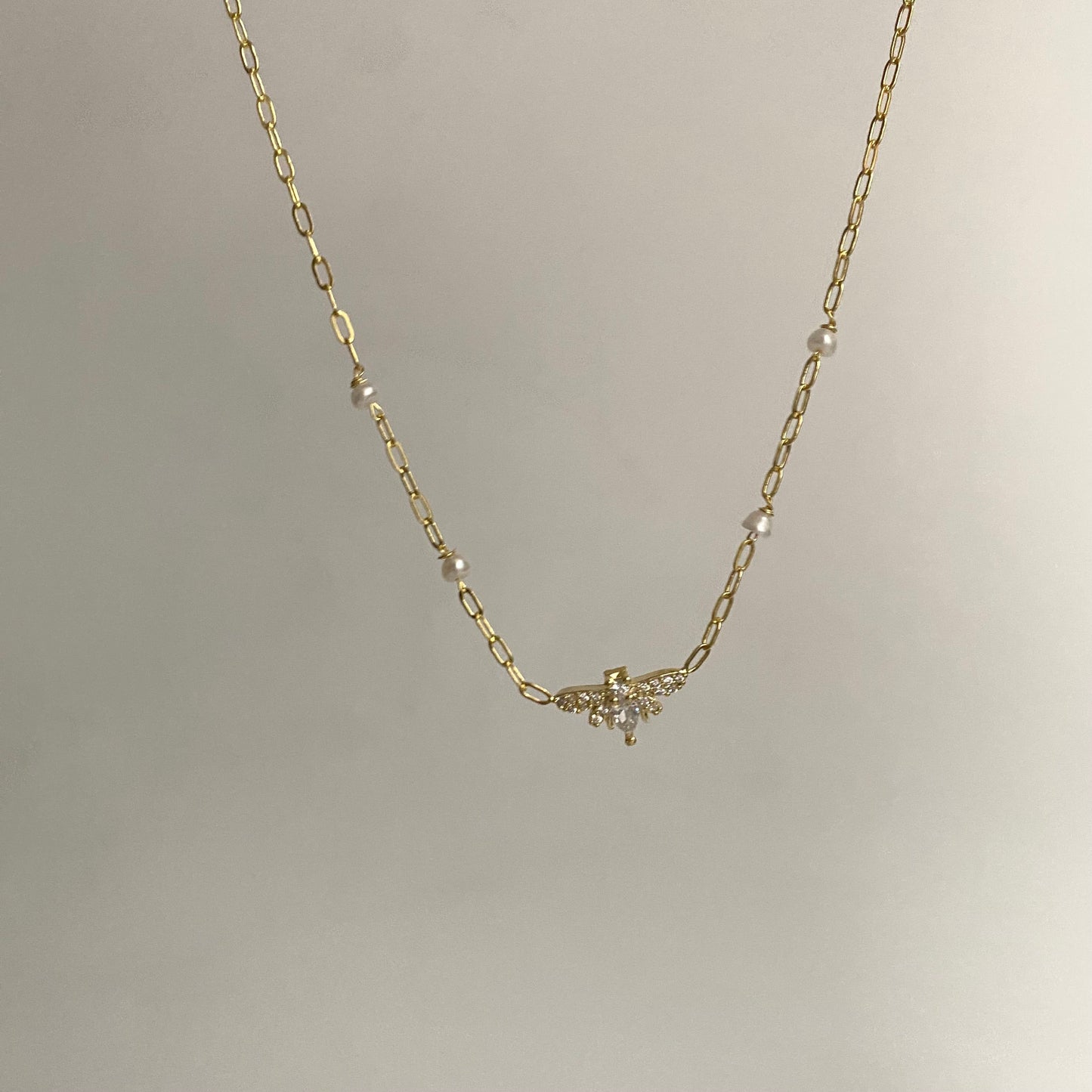 925 Silver Pearl Bee Choker Necklace – Elegant and Unique Jewelry Piece