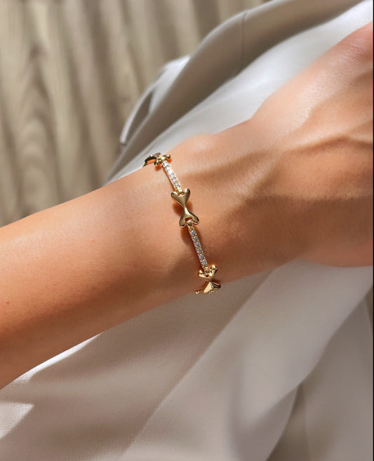 Chic Gold Bracelet with Bow Detail and Sparkling Stones